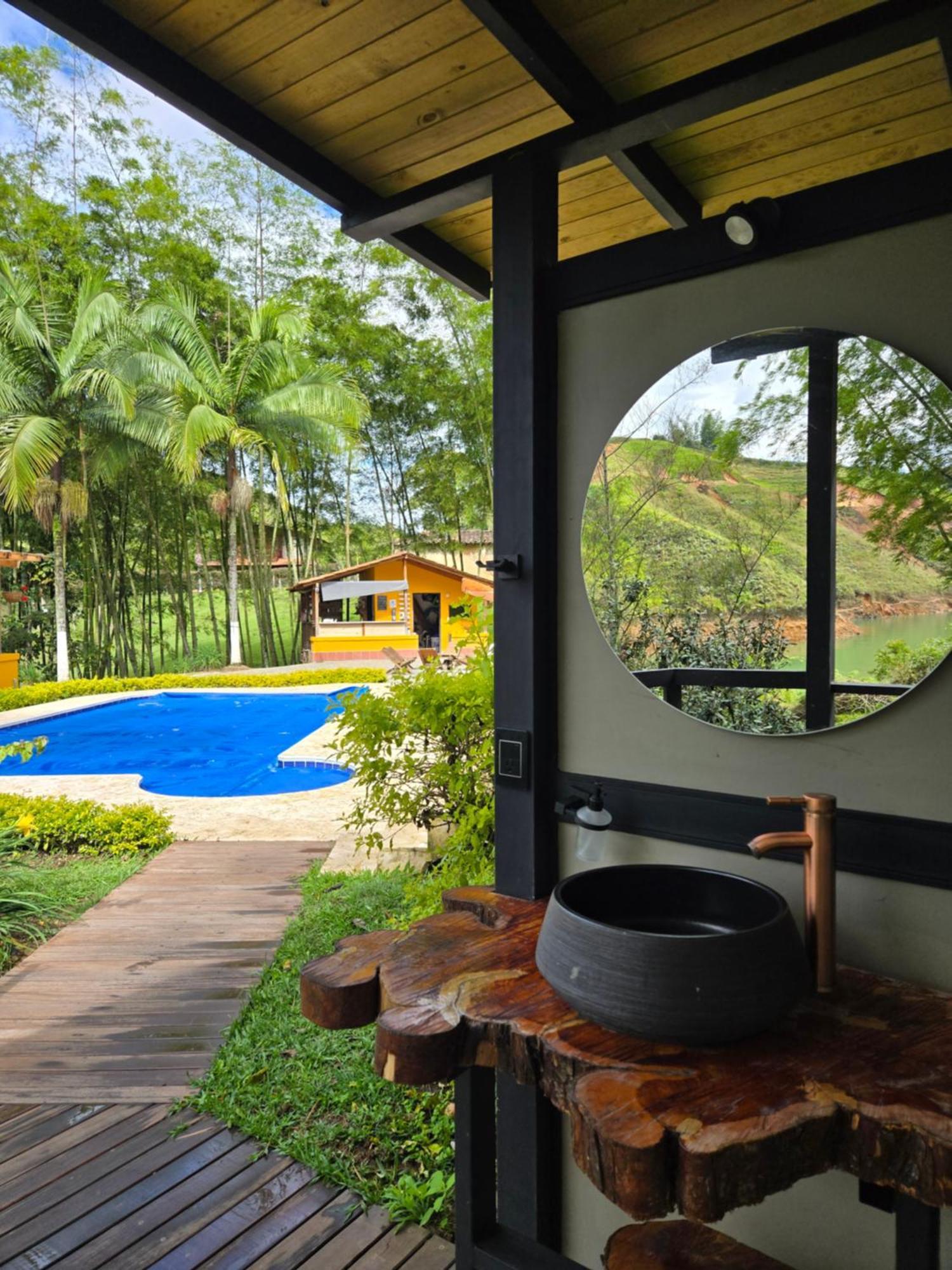 Volare Guatape Isla Hostel Exterior photo